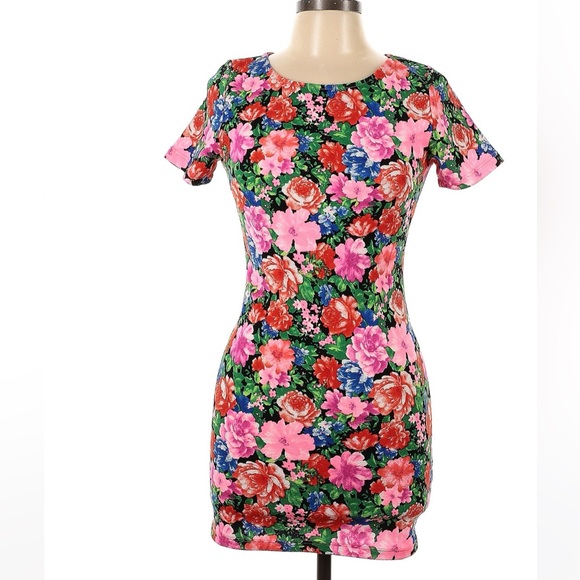 Forever 21 Dresses & Skirts - Junior Miss forever 21 size large floral dress